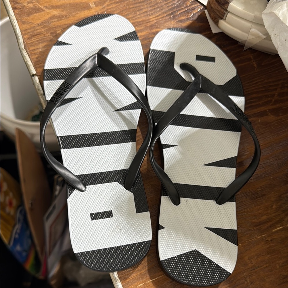 PINK Victoria's Secret Black and White flip flops new without tags